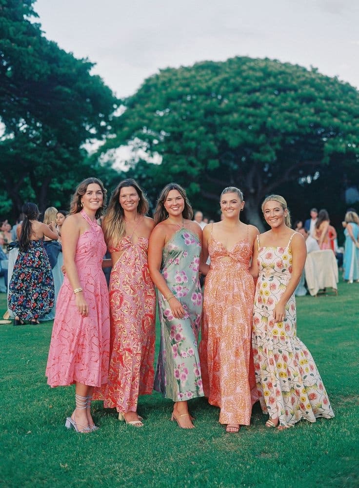 Grupo de invitadas con vestidos florales — referencia