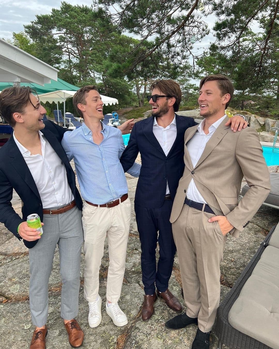 Invitados con saco y pantalón de vestir — referencia