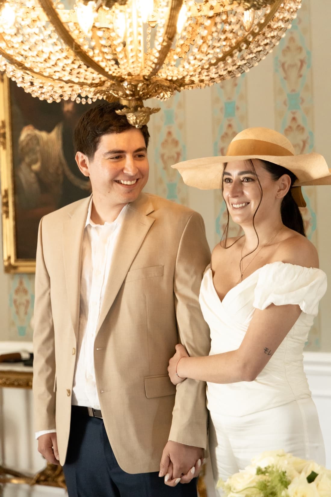 Vicky y Toño tomados del brazo el día de su boda civil